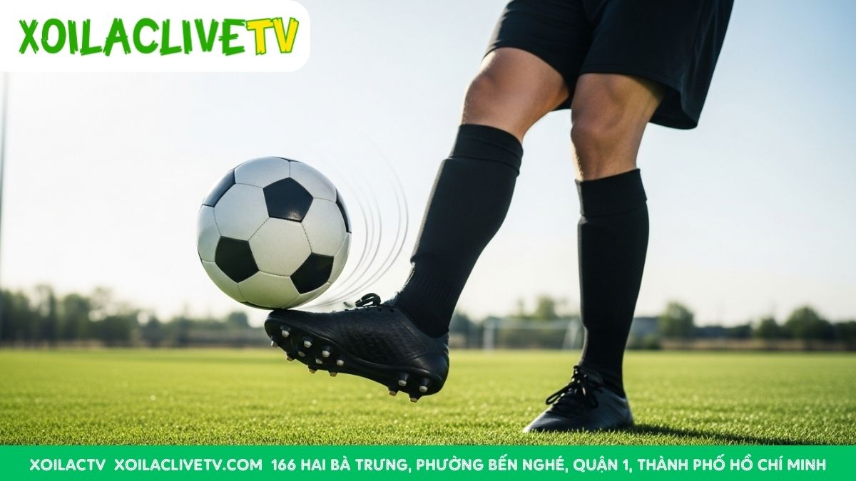 Khoảnh khắc làm chủ cuộc chơi: Một pha khống chế bóng bằng lòng bàn chân gọn gàng, tạo lợi thế tuyệt đối.