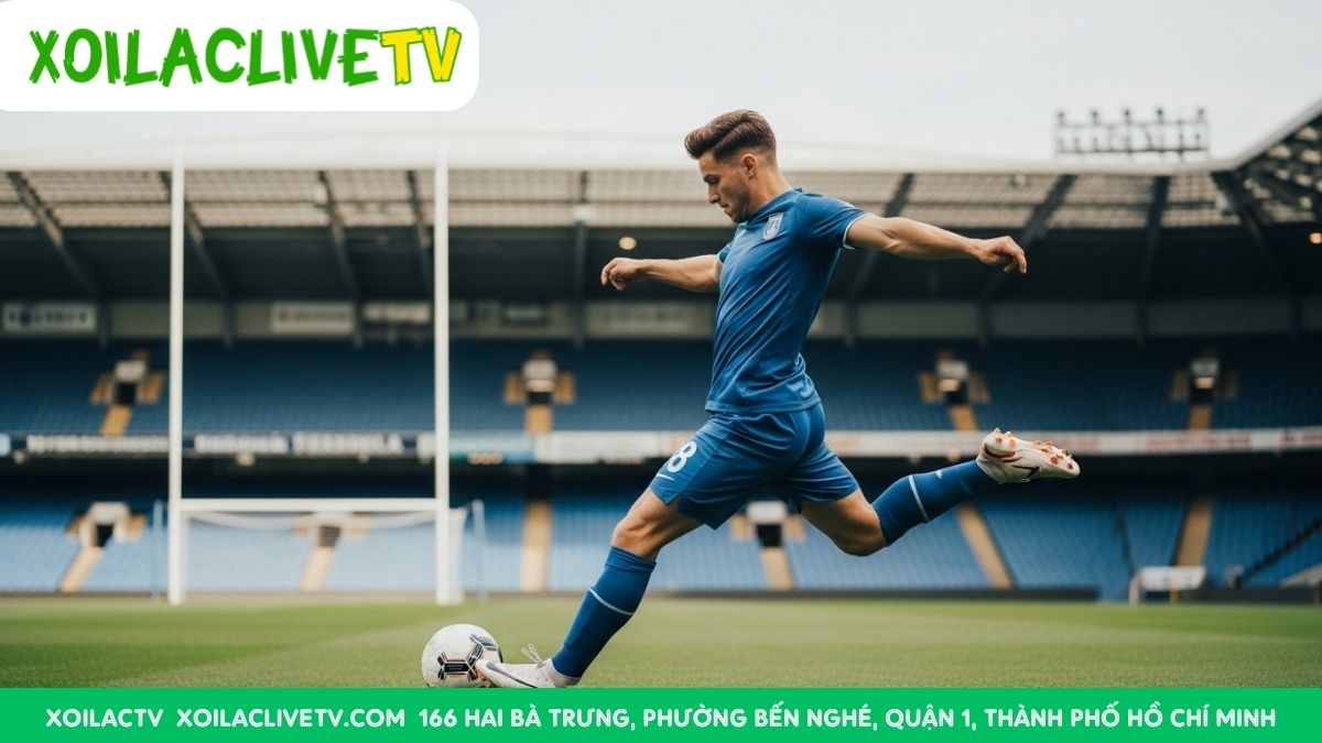 Cú sút không chỉ dừng lại ở cú chạm bóng, mà còn ở động tác vung chân theo đà để đạt hiệu quả tối đa.