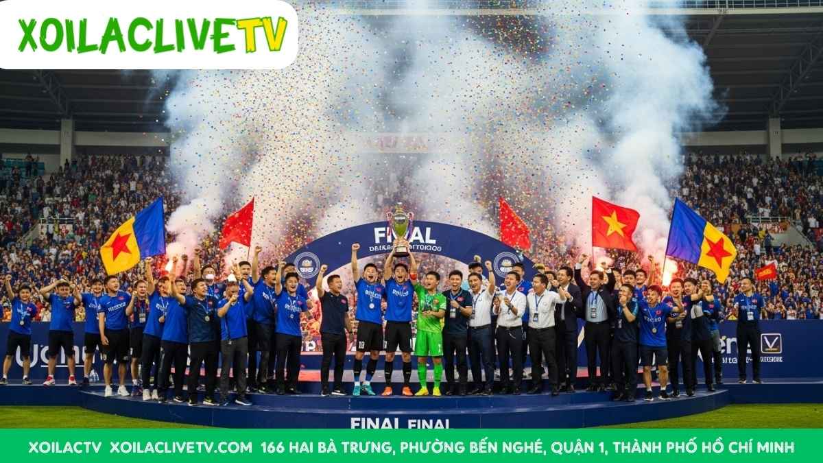 Khoảnh khắc vinh quang: Đội vô địch V-League nâng cao chiếc cúp, khẳng định vị thế số một của mình