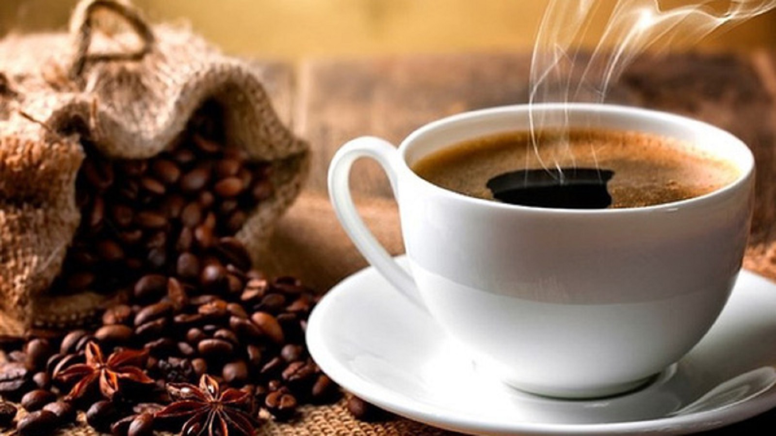Hạn chế cà phê và nước tăng lực khi xem bóng đá đêm