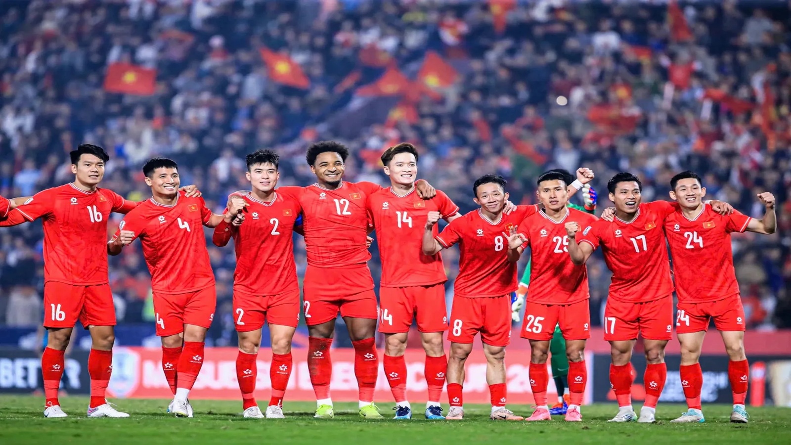 Theo luật FIFA, mỗi đội phải có 11 cầu thủ
