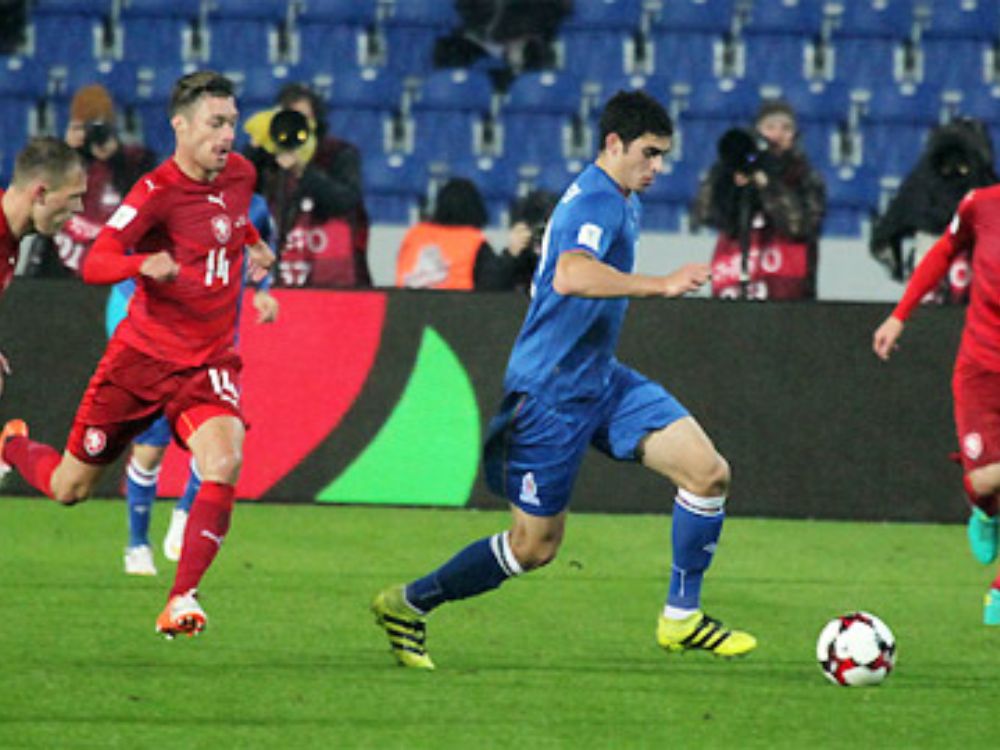 Azerbaijan và hàng phòng ngự kỷ luật trong chuyện làm khách