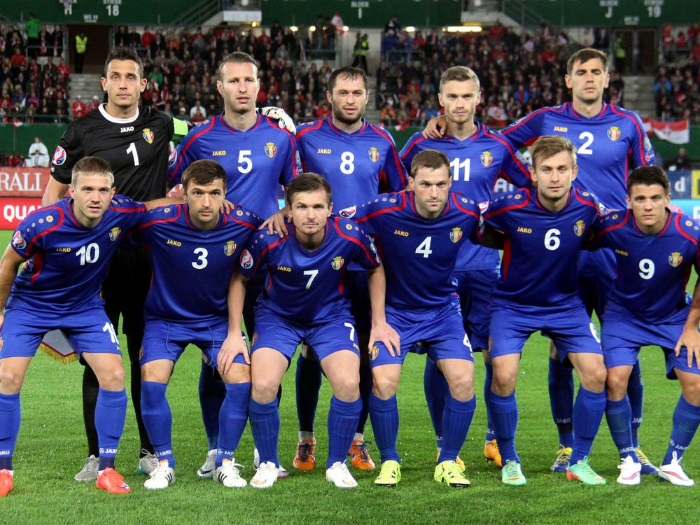 Người hâm mộ Moldova tiếp lửa cho đội nhà với bầu không khí cuồng nhiệt