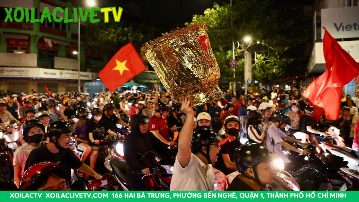 Người Việt Nam ăn mừng khi đội tuyển dành chiến thắng tại AFF Cup