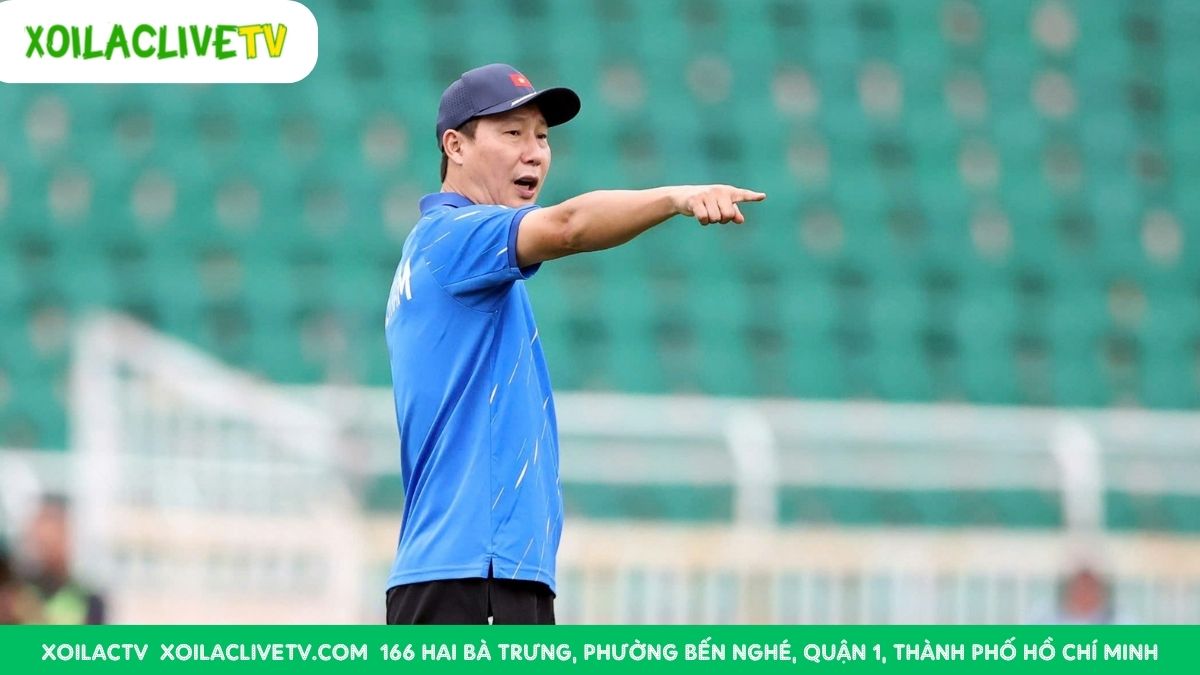 Cuộc đấu trí trên băng ghế chỉ đạo hứa hẹn sẽ không kém phần căng thẳng. Liệu "nước cờ liều lĩnh" của HLV Kim Sang Sik có thể khuất phục được quyết tâm của HLV Matt Ross?