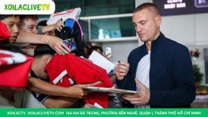 Huyền thoại MU ‘náo loạn’ sân bay Tân Sơn Nhất: Berbatov và Vidic đã đến Việt Nam
