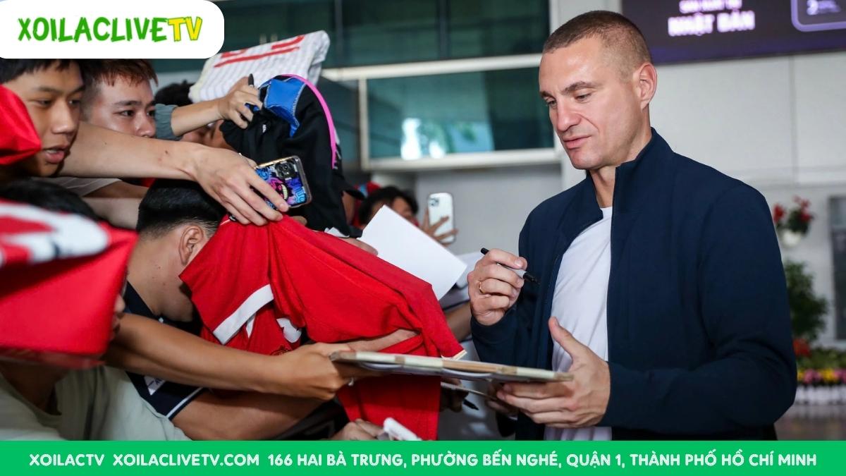 Huyền thoại MU ‘náo loạn’ sân bay Tân Sơn Nhất: Berbatov và Vidic đã đến Việt Nam