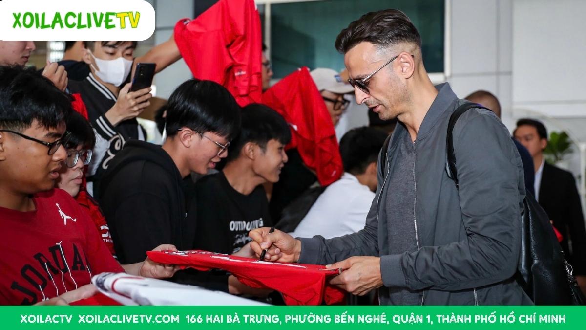 Dimitar Berbatov và Nemanja Vidic đã sẵn sàng mang đẳng cấp Old Trafford đến với sân chơi bóng đá đường phố tại Phố đi bộ Nguyễn Huệ.